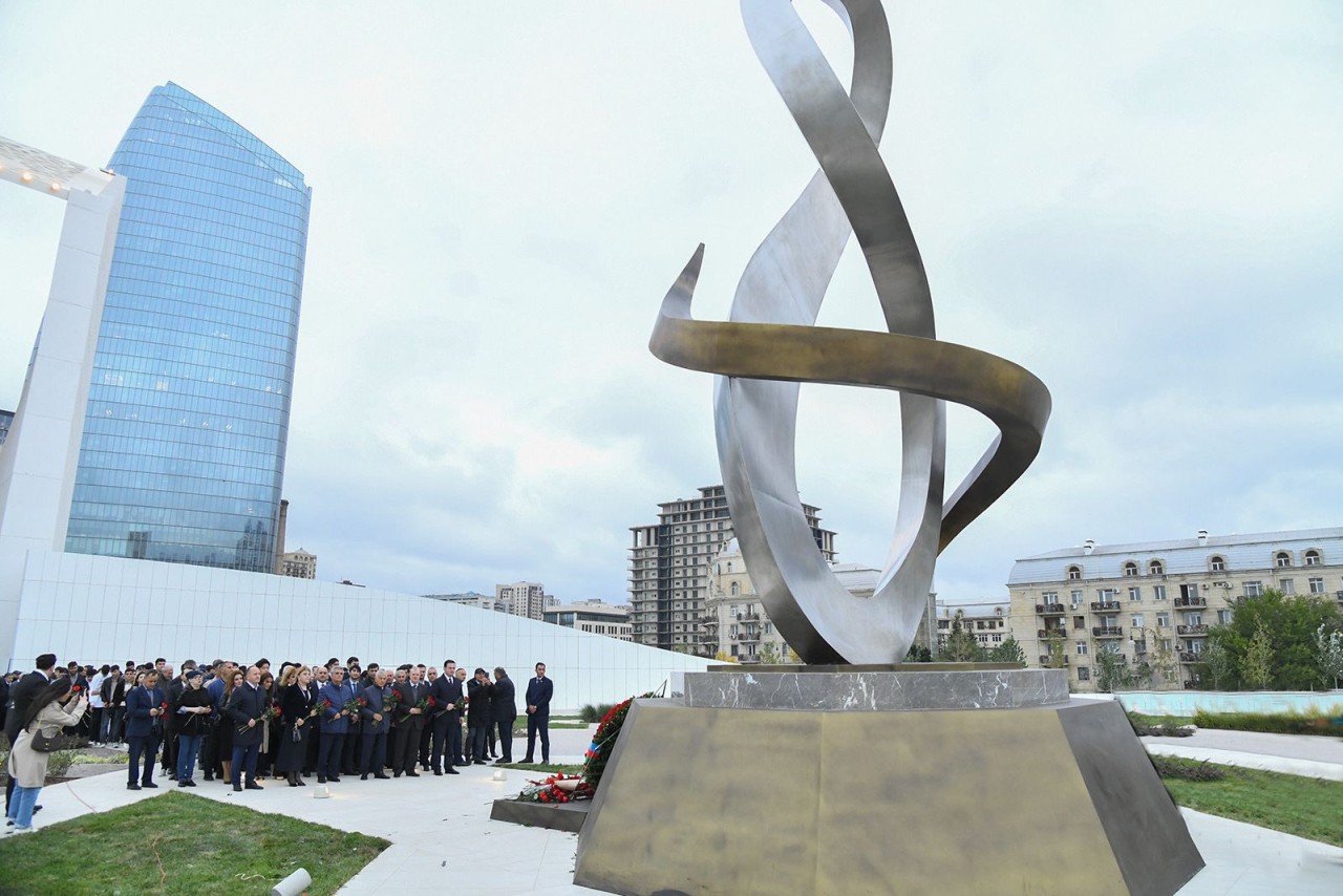 BMU-nun kollektivi Zəfər parkını ziyarət edib - FOTOLAR
